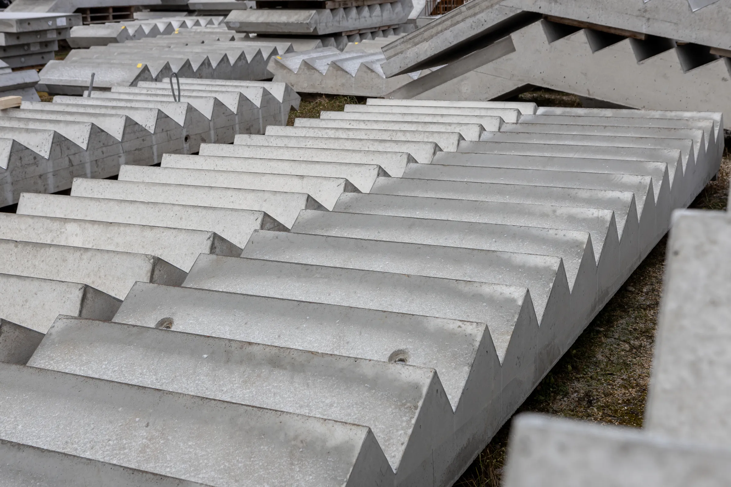 Betonfertigteil-Treppen im Werk Pfungen